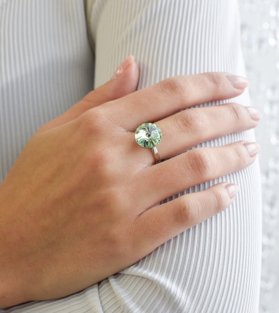 Strieborný prsteň s krištáľmi zelený 35018.3 Chrysolite
