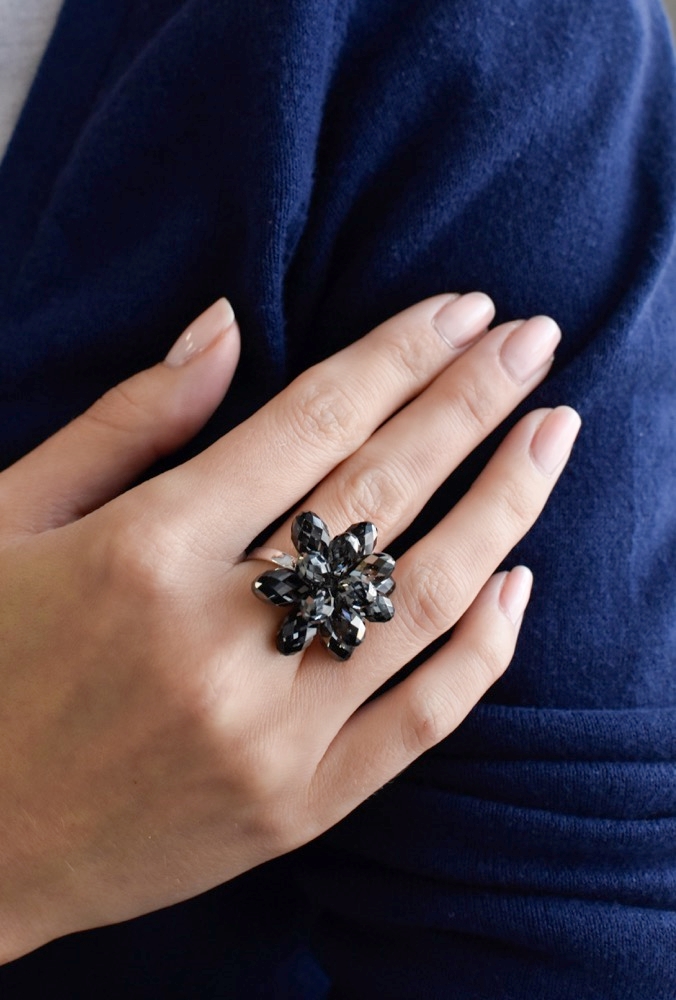 Strieborný prsteň s krištálmi Swarovski sivá kytička 35023.5