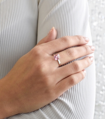Strieborný prsteň s krištáľmi ružová kostička 35011.3
