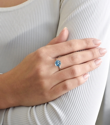 Strieborný prsteň s krištáľmi modrá kostička 35011.3