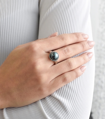Strieborný prsteň s krištáľmi Swarovski a zelenou perlou 35021.3