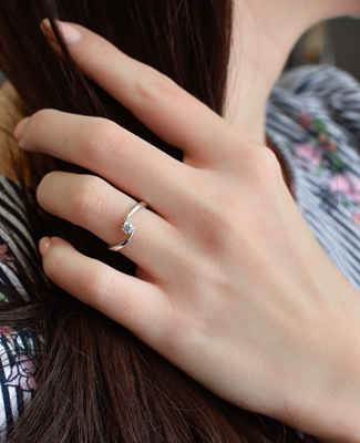 Strieborný prsteň s jedným zirkónom biely 885009.1
