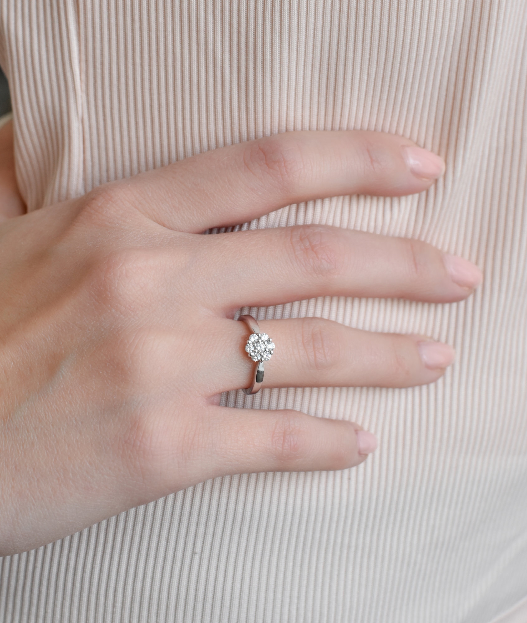 Strieborný prsteň so zirkónmi kytička biela 885016.1