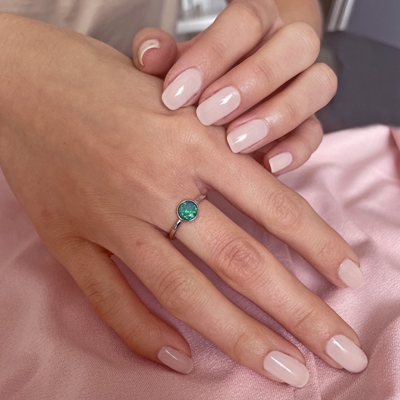 Strieborný prsteň so syntetickým opálom zelený okrúhly 15001.1 green